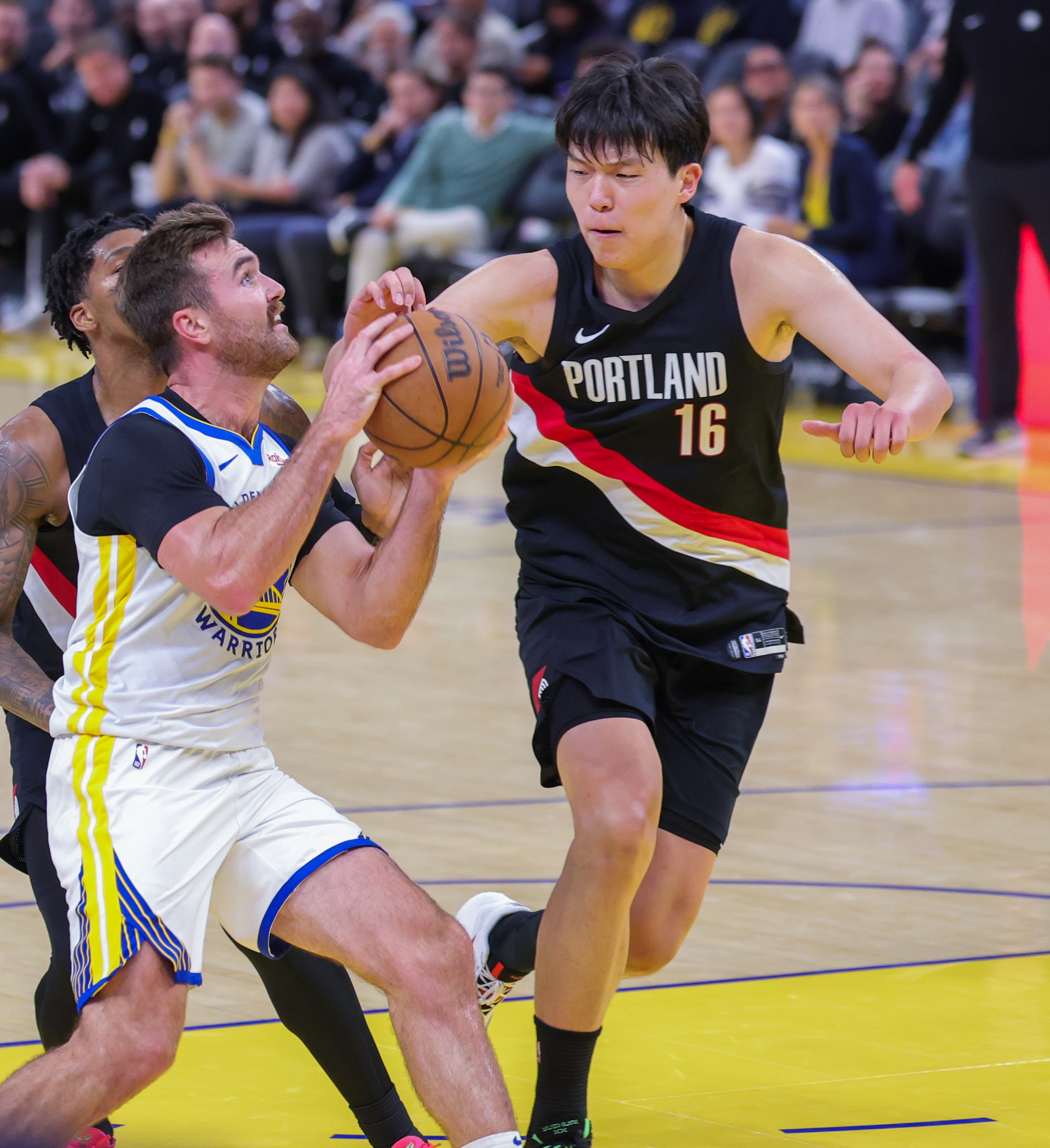 刚刚！库里在MAD比赛中突破纪录洛杉矶快船清晨远射贴柱，Rookie与70激战雄鹿分钟的简单介绍